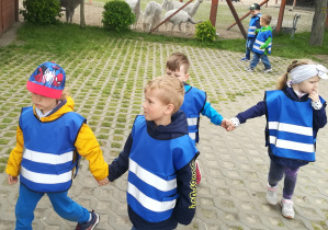 Dzieci zwiedzają zoo w Borysewie
